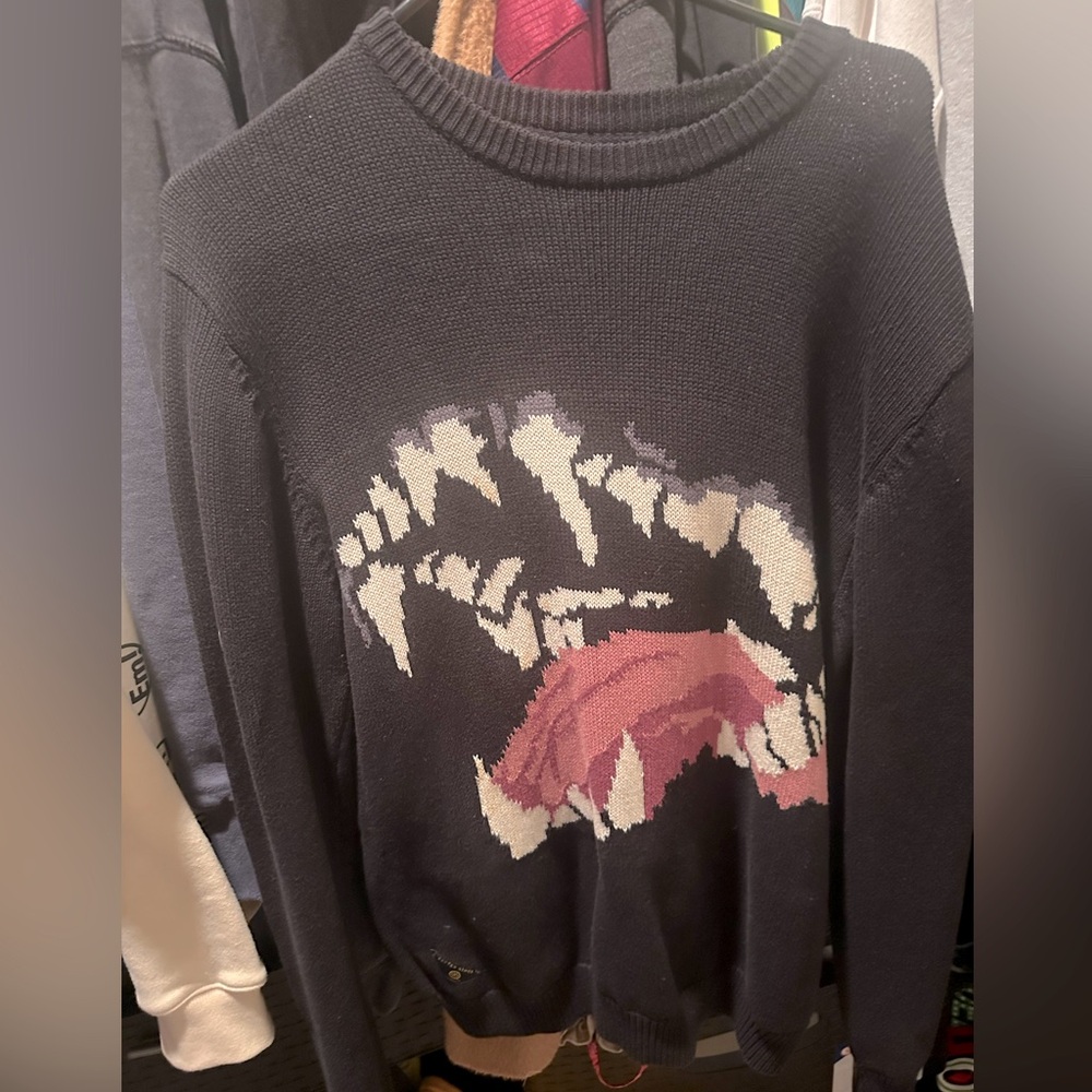 10 Deep knitted sweater size: men’s Medium.